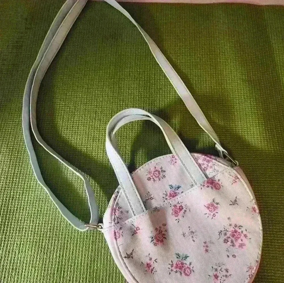 Mint green with detail silk lining.Round Purse with over shoulder and hand strap - Picture 4 of 10